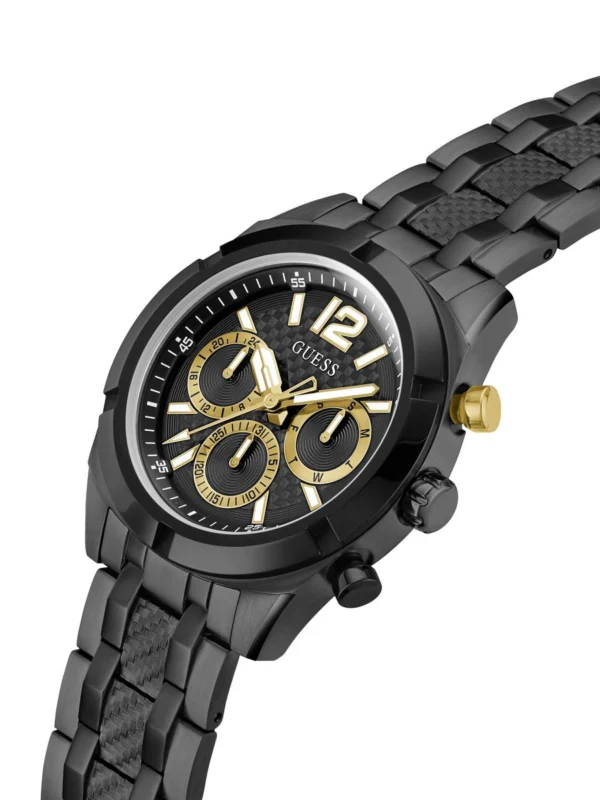 Guess GW0714G4 vue de trois-quarts, cadran noir, grand chiffre 12 doré, couronne dorée et poussoirs noirs