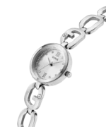 Gros plan sur la montre Guess GW0759L1 femme argentée, chiffres romains, anneau de cristaux et maillon G serti
