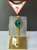 Montre Guess GW0935L2 femme neuve sur son présentoir gris avec étiquette, cadran vert et bracelet doré