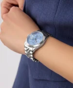 Montre Guess GW0936L1 femme portée poing fermé, boîtier rond argenté de 34 mm et bracelet de style jubilé