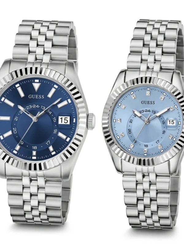 Montre Guess GW0977G1 homme à cadran bleu et montre Guess GW0936L1 femme à cadran bleu glacier, vues de face