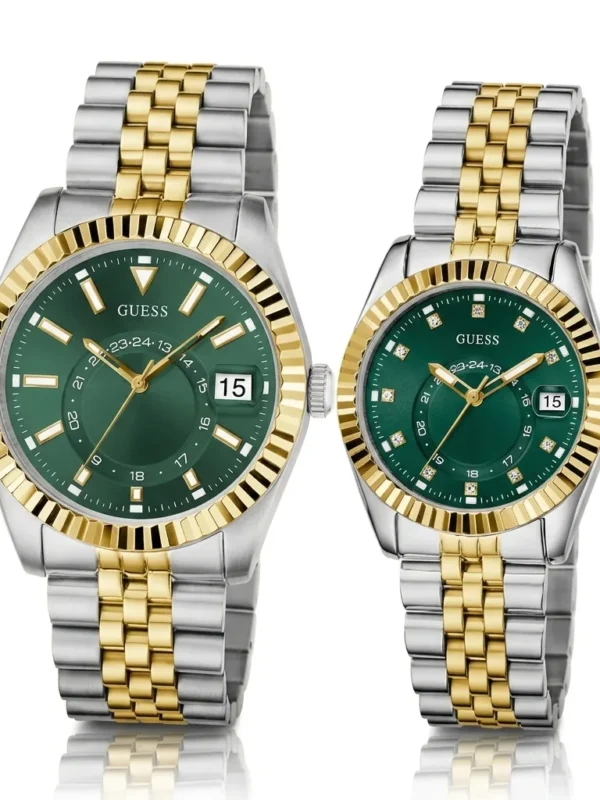Montres Guess GW0977G4 homme et GW0936L3 femme côte à côte, cadrans verts, lunettes cannelées dorées