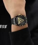Montre Guess GW1072G2 Phoenix portée au poignet, boîtier noir et bracelet silicone noir sur manche sombre