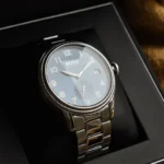 Hugo Boss 1513707 Legacy présentée dans un écrin noir, cadran bleu et bracelet en acier