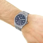 Hugo Boss 1513707 Legacy portée au poignet d'un homme, cadran bleu et bracelet en acier argenté
