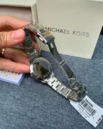 Dos de la Michael Kors MK4686 tenue en main, avec son étiquette et sa boîte Michael Kors