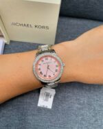 Montre Michael Kors MK4686 Tibby au poignet