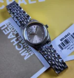 Michael Kors MK4843 argentée posée sur son étiquette, cadran crème nacré et chiffre romain XII