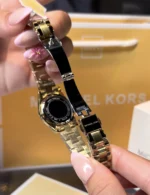 Dos de la Michael Kors MK4951 avec fond de boîtier gravé 5 ATM et fermoir déployant signé Michael Kors