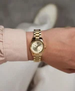 Michael Kors MK4951 portée au poignet d'une femme, boîtier doré et bracelet à maillons en acier doré