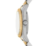 Michael Kors MK4953 vue de profil, lunette cannelée dorée, boîtier argenté et couronne gravée du logo MK