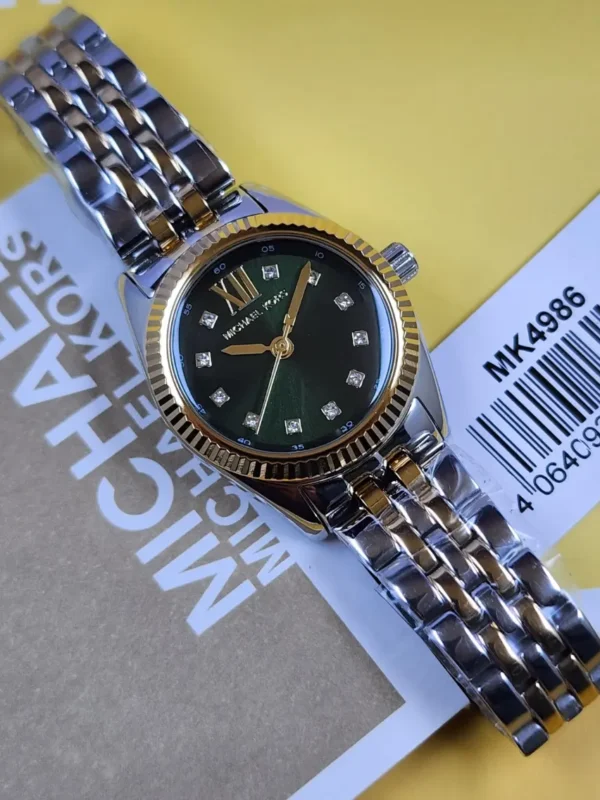 Montre Michael Kors MK4986 Lexington vue de face avec son étiquette, cadran vert à cristaux et lunette dorée