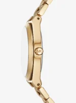 Profil de la Michael Kors MK7500 Lennox montrant le boîtier doré mince et la couronne gravée du logo MK