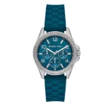 Montre Michael Kors MKO1004 vue de face sur fond blanc, cadran bleu chronographe et bracelet en silicone bleu à logo MK.