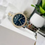 Montre Michael Kors MKO1049 femme vue de trois quarts, cadran bleu, index dorés et bracelet argenté et doré