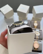 Montre Michael Kors MKO1049 femme vue de profil, couronne argentée, lunette dorée et bracelet acier bicolore
