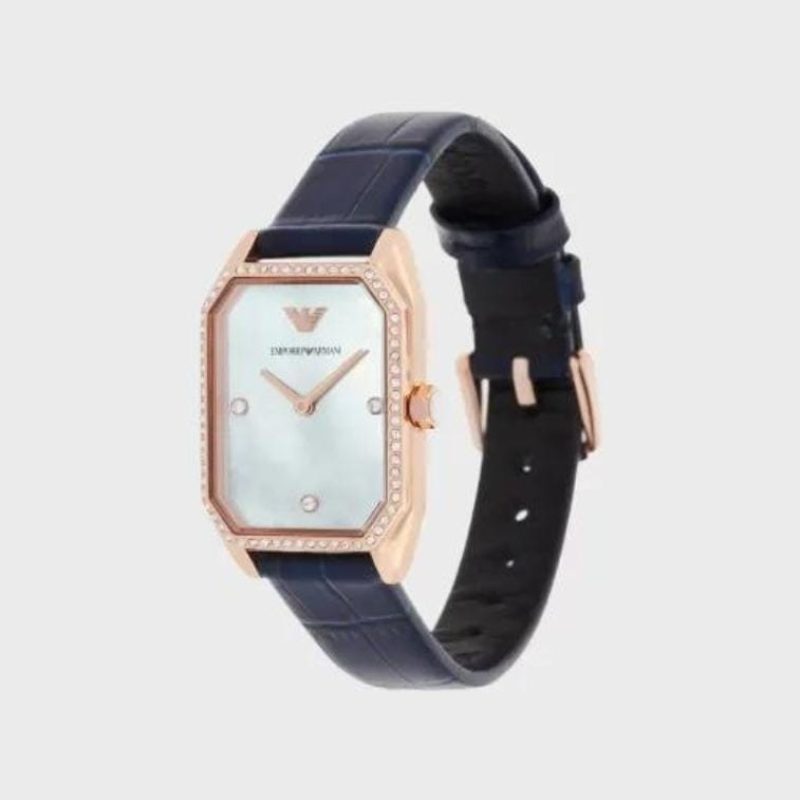 DÉTAILS Composition 49% Cuir 44% Acier Inoxydable 5% Cristal 1% Nacre 1% Plastique Mouvement : quartz, deux aiguilles Cadran : nacre, blanc Taille du cadran : 24 mm Matière du boîtier : acier inoxydable Placage : or rose Bracelet : cuir bleu ATM : 3 ATM