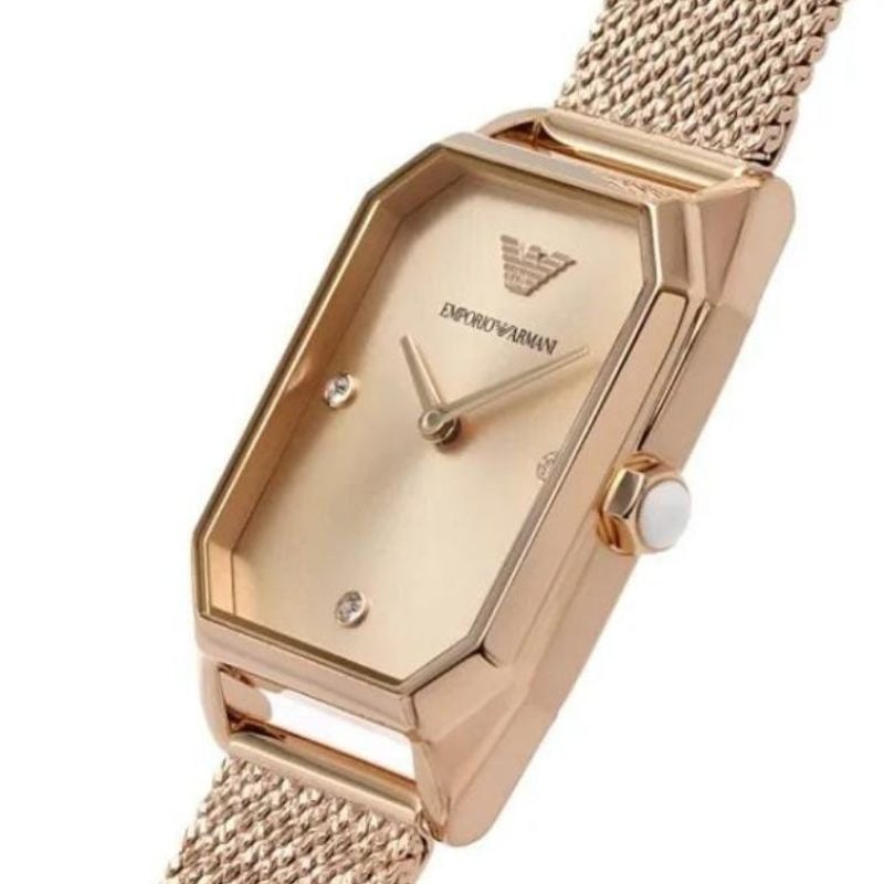 Référence FabricantAR11347 EAN MouvementQuartz Couleur Du BraceletOr Rose Etanchéité50 M ( 5 ATM ) Couleur Du CadranOr Rose Matière Du BraceletAcier Inoxydable Diamètre Du Cadran24mm Epaisseur Du Cadran8mm GenreFemme AffichageAnalogique