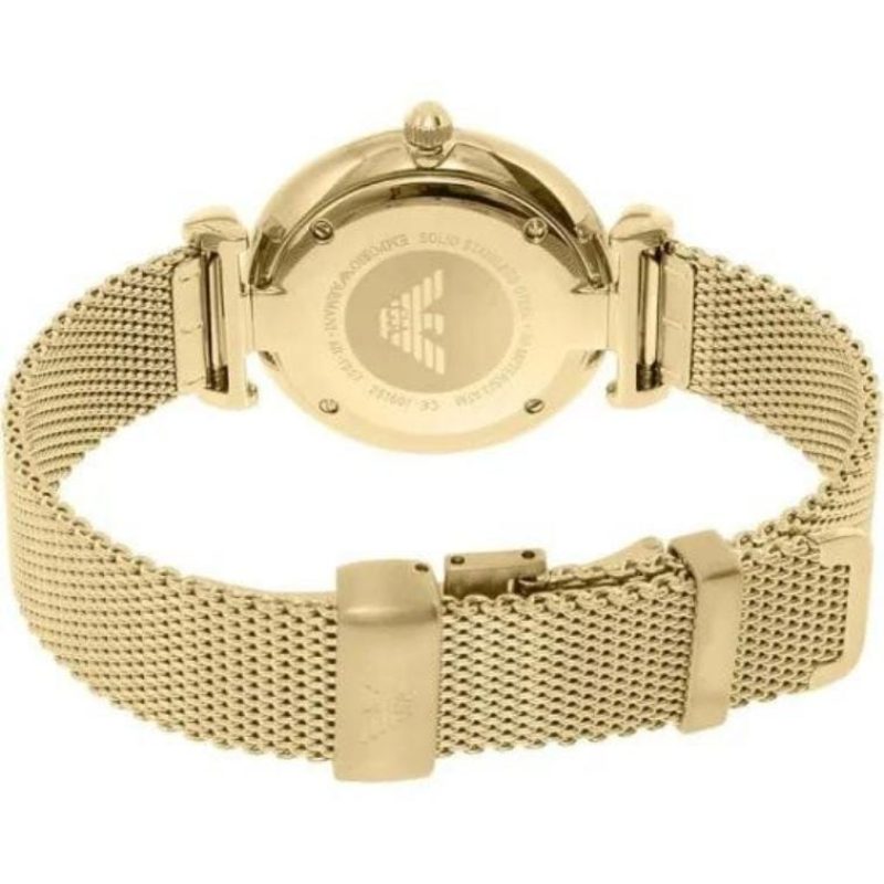 Marque: Emporio Armani Modèle: Armani Retro Boîtier: Diamètre : 32 mm Epaisseur : 8 mm Acier inoxydable Doré Cadran: Verre : Minéral Argent Bracelet: Largeur : 14 mm Acier Inoxydable Doré Etanchéité: 30 m (3 ATM) Type de boucle: Boucle déployante
