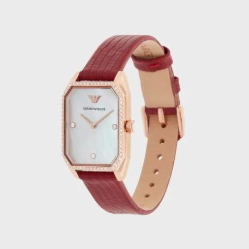 Composition 49% Cuir 44% Acier Inoxydable 5% Cristal 1% Nacre 1% Plastique Mouvement : quartz, deux aiguilles Cadran : nacre, blanc Taille du cadran : 24 mm Matière du boîtier : acier inoxydable Placage : or rose Bracelet : cuir rouge provenant d’une tannerie certifiée LWG ATM : 3 ATM