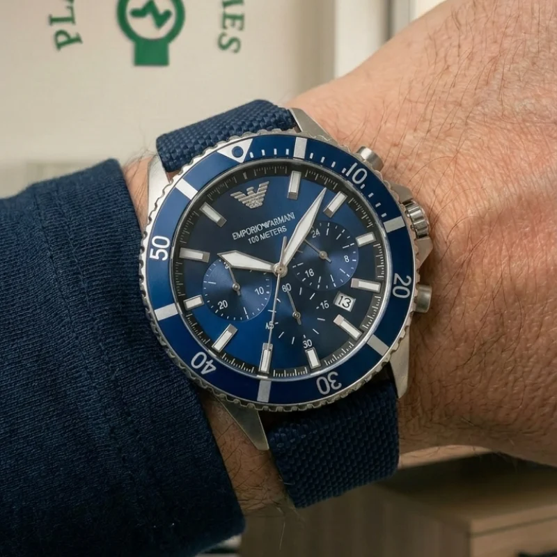 Gros plan au poignet montre homme Emporio Armani AR11588 cadran bleu et lunette de plongée au Maroc.