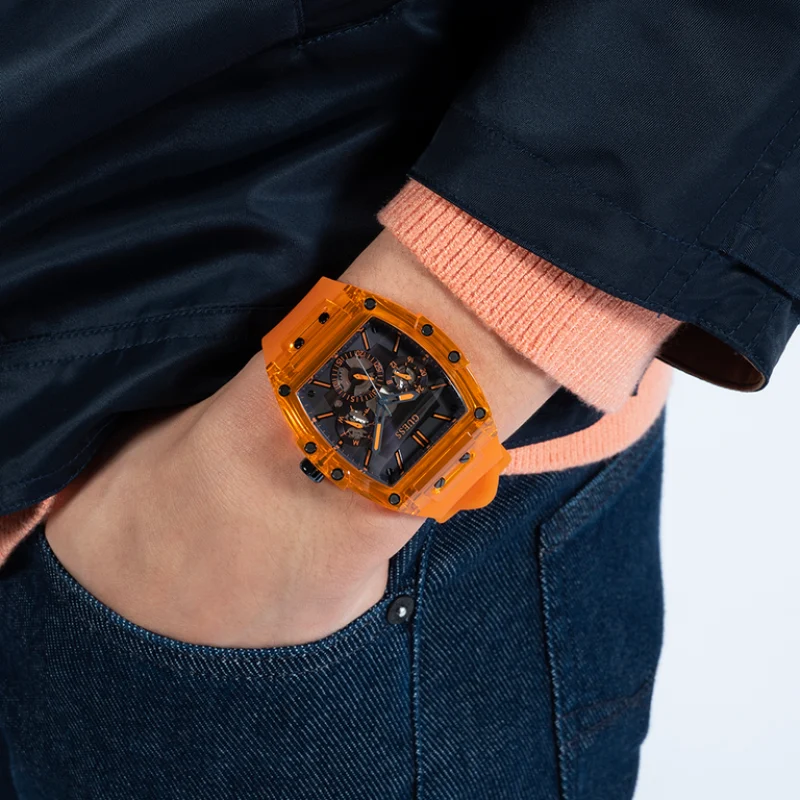 guess gw0203g10 montre homme boitier rectangle orange detail portee au poignet.