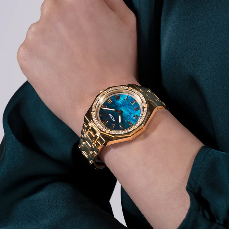 Montre femme GUESS GW0770L2 Desire portée au poignet