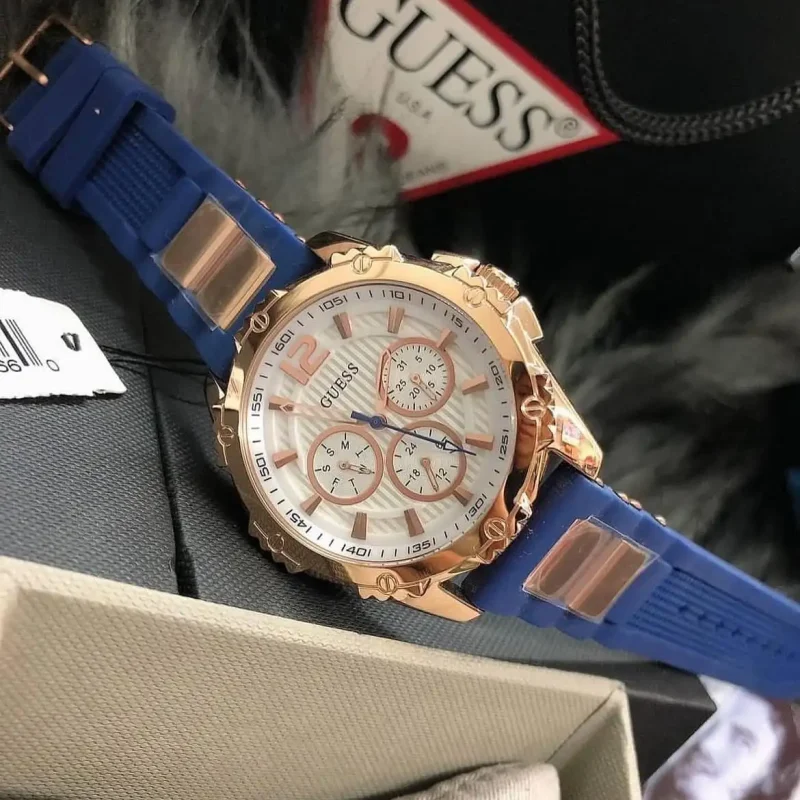 Bracelet silicone bleu et boîtier rose gold de la montre GUESS W0325L8
