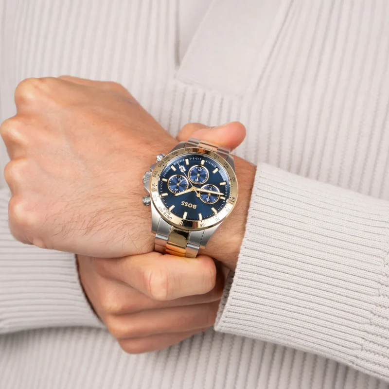 Montre homme Hugo Boss 1513767 Hero à cadran bleu portée au poignet