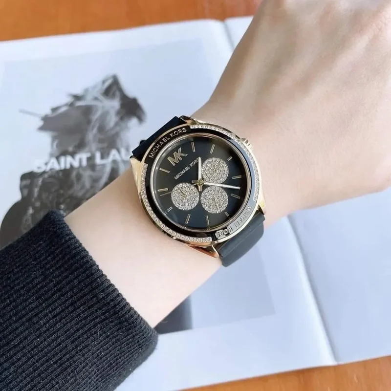 Montre femme Michael Kors Jessa MK6944 dorée et noire portée au poignet