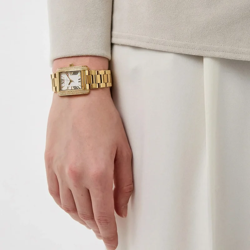 Montre femme dorée Michael Kors MK4640 portée avec une tenue élégante