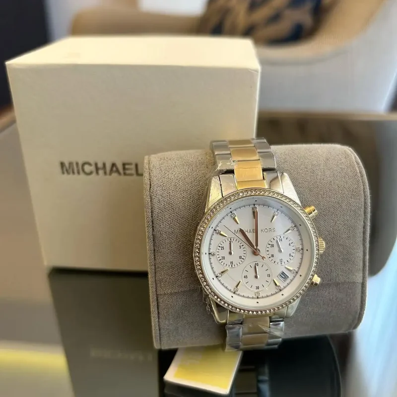 Montre Michael Kors MK6474 Ritz en acier bicolore présentée dans son coffret cadeau