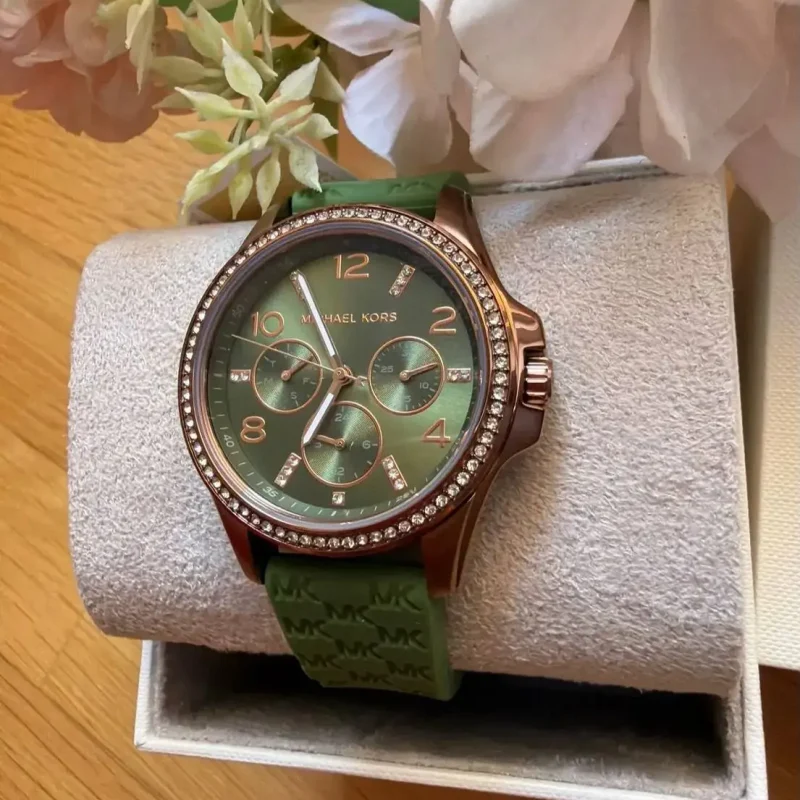 Cadran vert olive et lunette ornée de cristaux de la montre Michael Kors MK7421