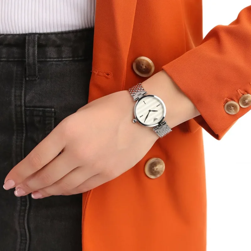 Montre Emporio Armani AR11195 portée au poignet d'une femme, boîtier fin 32 mm et bracelet acier argenté élégant
