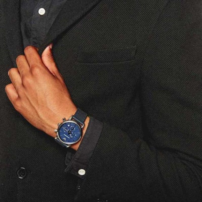Montre Emporio Armani Luigi AR1736 bleue et argentée portée au poignet d'un homme au Maroc.
