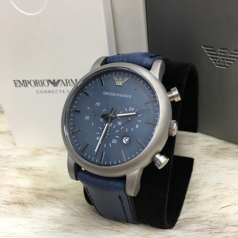 Détails de la montre Emporio Armani Luigi AR1969 bleue dans son coffret au Maroc.