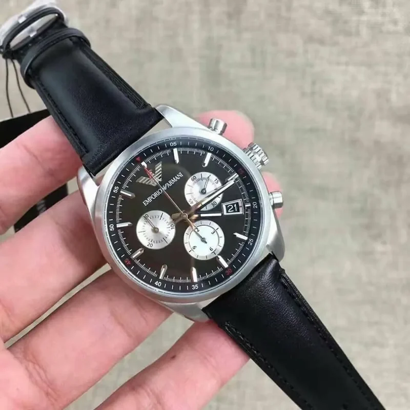 Détails de la montre Emporio Armani Tazio AR6009 tenue en main au Maroc.