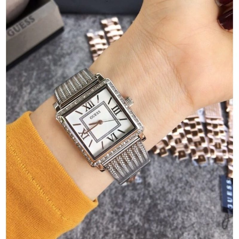 Photo de la montre Guess W0826L1 pour femme, vue de face et portée au poignet