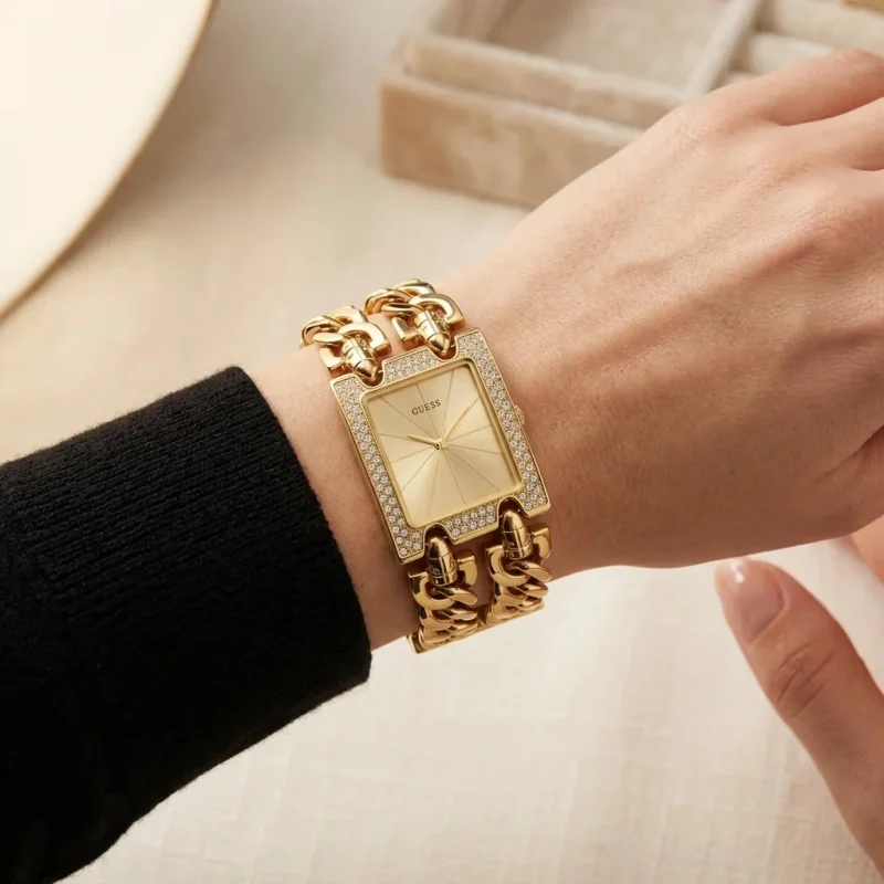 Montre Guess W0072L1 femme bracelet chaîne acier doré jaune cadran champagne dateur - disponible au Maroc portée au poignet